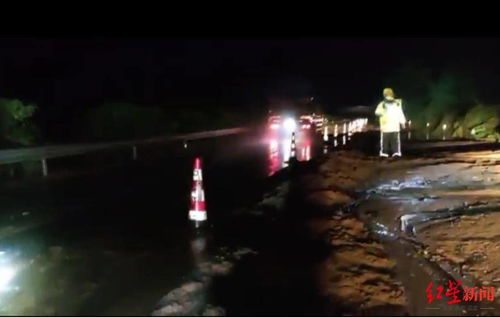 突发 g5京昆高速攀西段德昌至蒲坝方向发生泥石流,道路中断